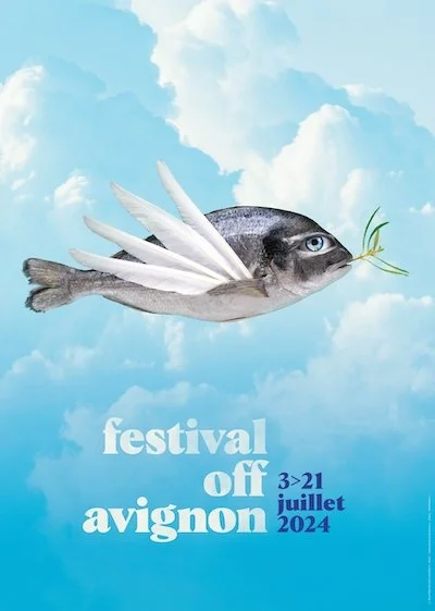 Une créature fantastique avec un corps de poisson, des ailes blanches et une tête d'oiseau, portant un brin d'herbe dans le bec, sur fond de ciel avec des nuages, promotion du Festival Off d'Avignon du 3 au 21 juillet 2024.