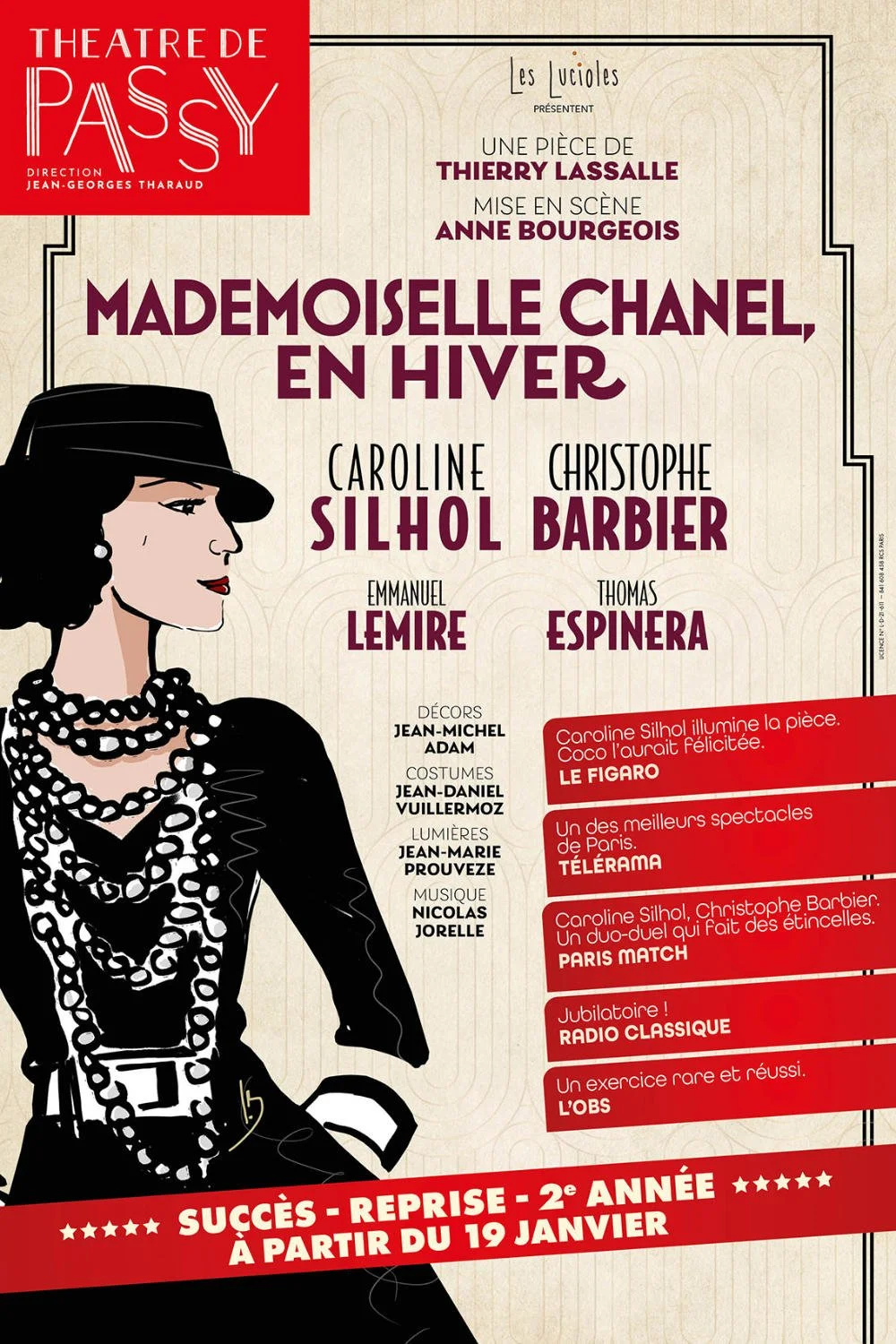 Affiche de la pièce de théâtre intitulée 'Mademoiselle Chanel, en hiver', présentant une illustration stylisée d'une femme élégante avec un chapeau noir et de nombreuses perles, ainsi que des informations sur la production et les acteurs.