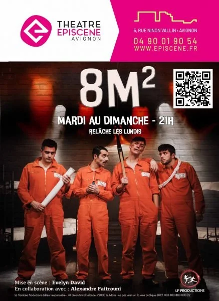 Une affiche promotionnelle pour une pièce de théâtre à l'Epicène Avignon, indiquant la surface de 8 mètres carrés, avec quatre acteurs en costumes orange. L'affiche comporte le logo de l'Epicène, un code QR, le numéro de téléphone, le site web, et mentionne la représentation du mardi au dimanche à 21h, à partir de mardi. Les acteurs sont Evelyn David et Alexandre Faitrouni.