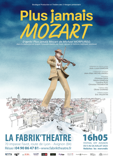 Affiche de la production théâtrale 'Plus jamais Mozart' représentant un homme jouant du violon, en taille géante, en face de la ville de Lyon, avec un ciel nuageux en arrière-plan.