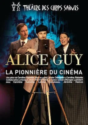 Affiche de la pièce de théâtre "Alice Guy, la pionnière du cinéma" au Théâtre des Corps Saints, montrant trois acteurs en costume historique avec un appareil photo ancien.