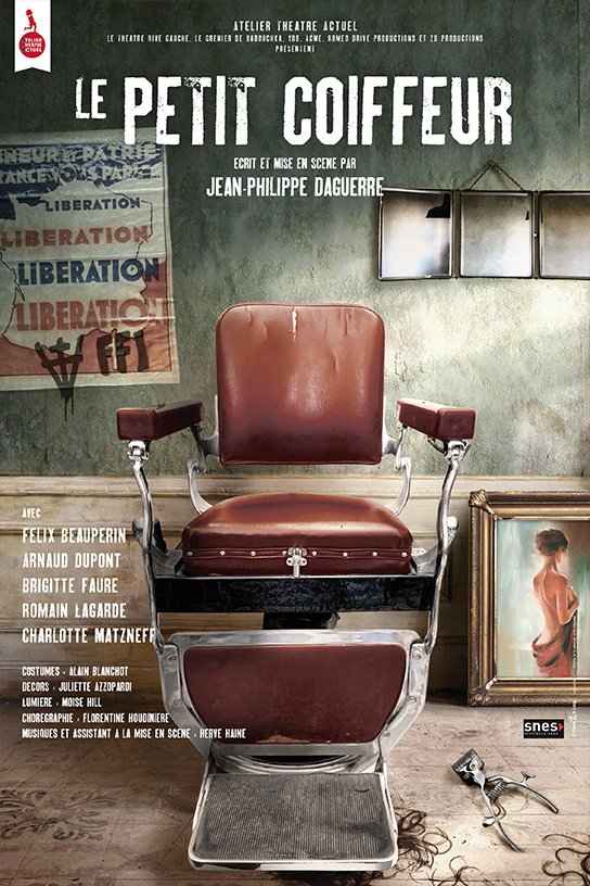 Affiche de la pièce de théâtre "Le Petit Coiffeur" montrant un fauteuil de coiffeur vintage dans un salon aux murs gris avec une affiche écrite "Libération" et une peinture de femme nue, avec un rasoir électrique et un pinceau de coiffure sur le sol.