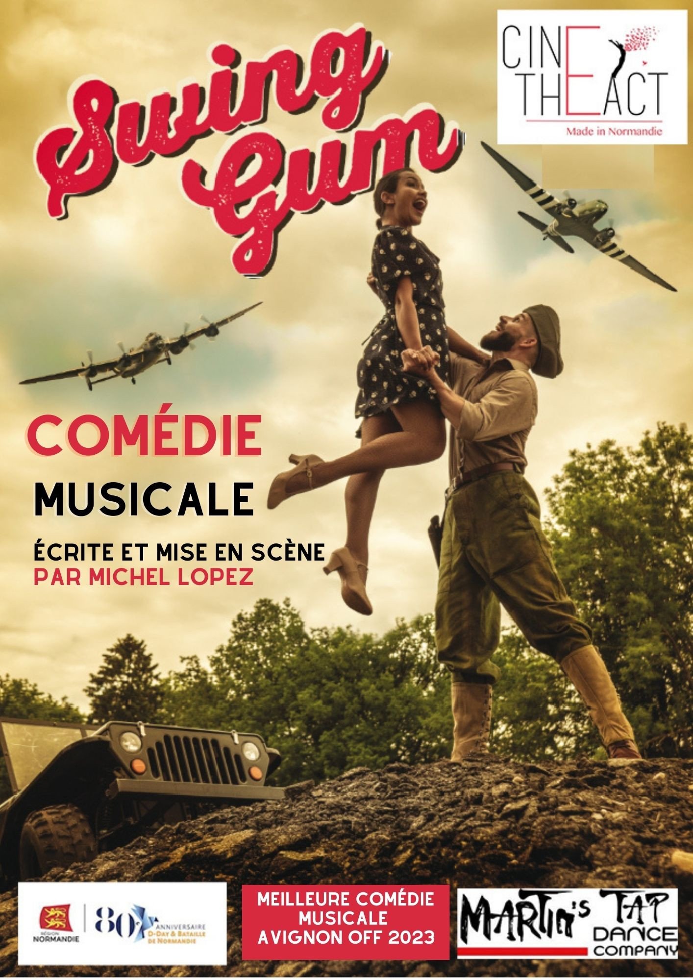 Une affiche promotionnelle pour une comédie musicale intitulée 'Spring Queen'. La scène montre un homme en uniforme militaire levant une femme habillée d'une robe à fleurs, tous deux souriants. Deux avions militaires survolent le ciel en arrière-plan, avec des arbres en bas. Le texte indique que c'est une mise en scène écrite par Michel Lopez, organisée par Ciné Théâtre, associée à l'office de Normandie, et mentionne également l'Anniversaire de la bataille de Normandie et le festival Avignon OFF 2023.