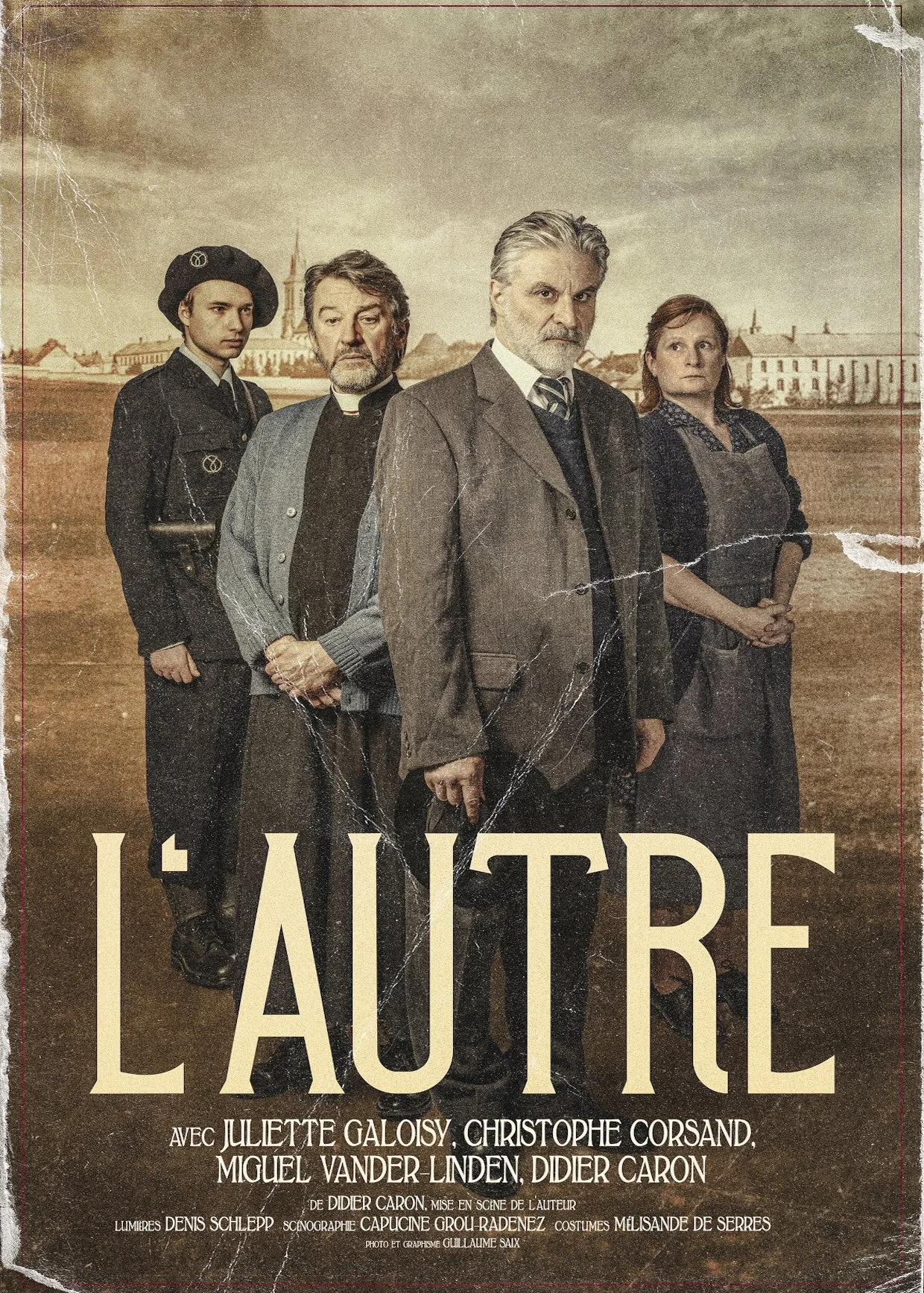 Une affiche vintage d'une pièce de théâtre intitulée 'L'Autre' avec cinq personnages en costumes anciens, se tenant dans un paysage en arrière-plan.