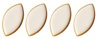 Quatre coquilles d'amande vides alignées.