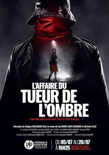 Une affiche de pièce de théâtre intitulée "L'affaire du Tueur de l'Ombre" avec un personnage portant un manteau noir, un chapeau et un foulard rouge couvrant le visage, et une figure féminine en arrière-plan dans une lumière éclatante.