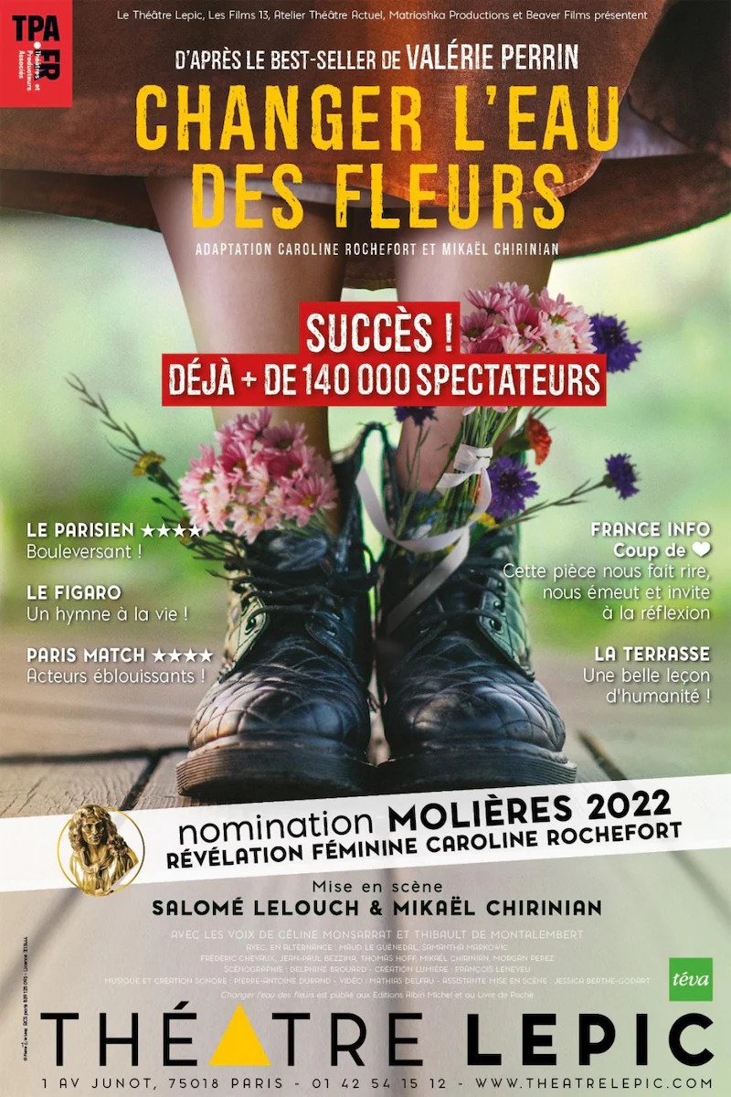 Affiche de théâtre pour "Changer l'eau des fleurs" avec une paire de bottes en cuir noir et des fleurs qui sortent de l'intérieur des bottes. Il y a du texte en français annonçant la pièce, les acteurs, le lieu et d'autres détails.