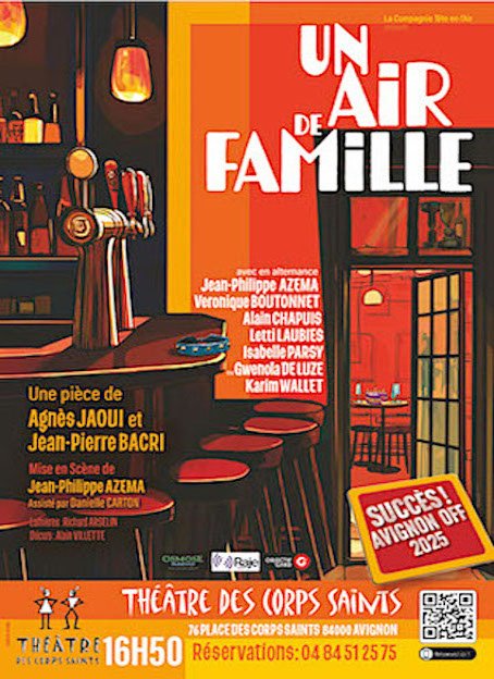 Une affiche promotionnelle pour une pièce de théâtre intitulée 'Un Air de Famille'. L'affiche montre un bar avec quelques tabourets, un éclairage chaud, et une porte donnant sur une pièce colorée. Informations sur la représentation et réservation sont également présentes.