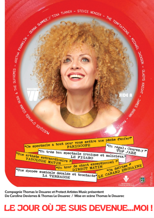 Portrait d'une femme aux cheveux bouclés roux, portant un collier rond doré, souriant et regardant vers la droite, avec un fond rouge.
