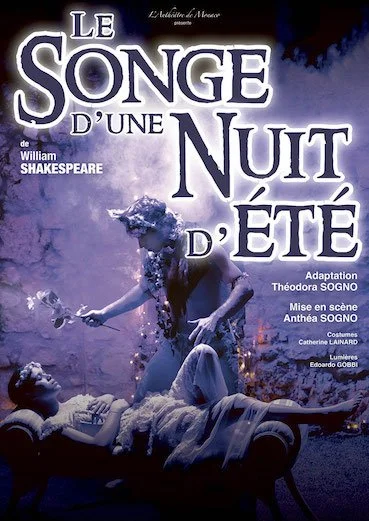 Affiche théâtrale pour 'Le Songe d'une Nuit d'Été', adaptation de William Shakespeare, présentant deux personnages déguisés en lutins dans un décor féerique avec des nuages et des couleurs violettes et bleues.