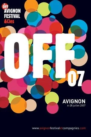 Affiche du Festival Off d'Avignon 2007 avec un fond coloré composé de cercles et le texte en grand 'OFF 07'.