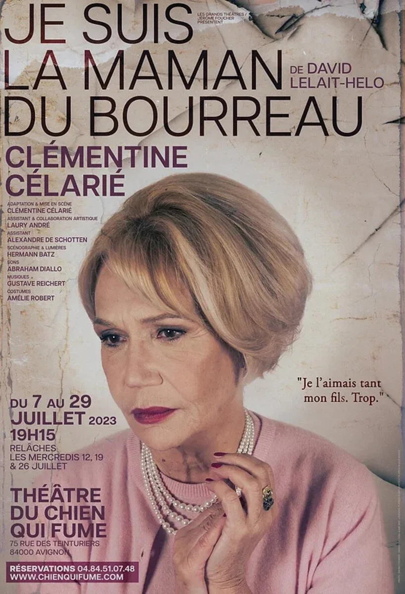 Affiche promotionnelle pour la pièce de théâtre "Je suis la maman du bourreau" de David Lelait-Helo, mettant en vedette Clémentine Célarié, avec une photo d'elle portant un collier de perles et une main au menton, dans un décor sombre.