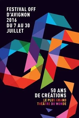Affiche annonçant le Festival off d'Avignon 2016 du 7 au 30 juillet, célébrant 50 ans de créations au Théâtre du Monde, avec un design géométrique coloré.