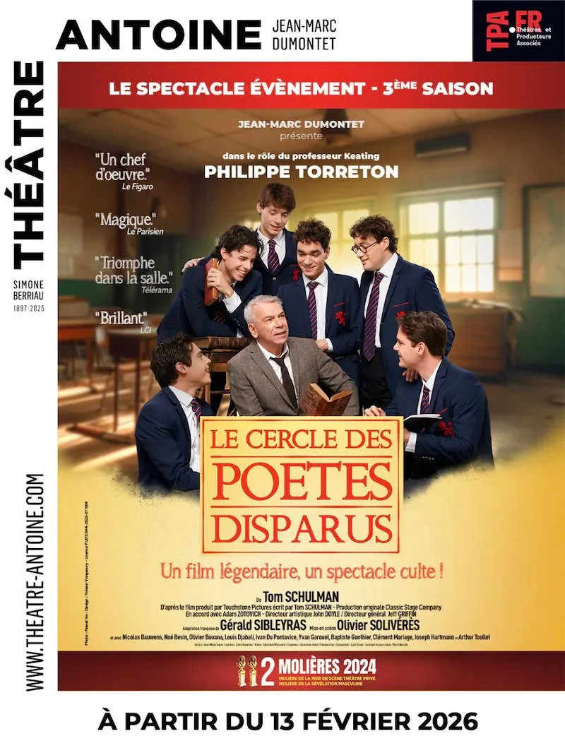 Affiche de théâtre pour la pièce "Le cercle des poètes disparus" avec une image de sept jeunes hommes en uniforme scolaire autour d’un homme âgé dans une salle de classe. Texte en français, mentionnant la date de début du spectacle le 13 février 2026.