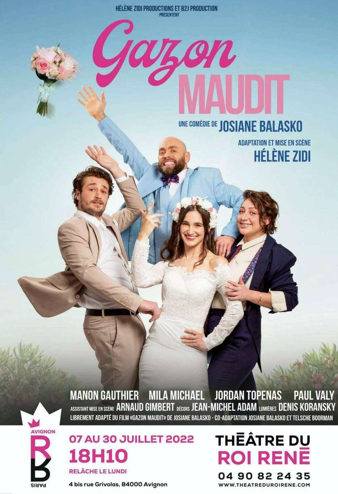 Affiche promotionnelle pour la pièce de théâtre 'Gazon Maudit' à Avignon, montrant cinq acteurs en costume dans une pose théâtrale avec un bouquet de fleurs. Informations sur la représentation, dates, lieu, et contact en bas.
