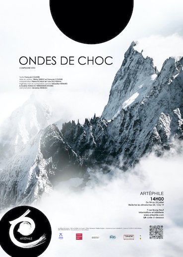 Affiche de montagne enneigée avec un cercle noir en haut et un logo d'Arthéophile dans le coin inférieur.