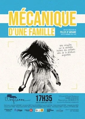Affiche de spectacle pour 'Mécanique d'une famille' avec une jeune fille de dos, en mouvement, en noir et blanc, fond bleu et blanc.