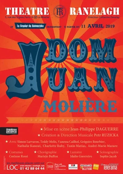 Une affiche de spectacle pour la pièce "Dame Joan" de Molière, jouée au Théâtre Ranelagh à Paris en avril 2019. L'affiche est principalement rouge avec des rayons orange en arrière-plan, et le titre en gros caractères bleus avec effet 3D.