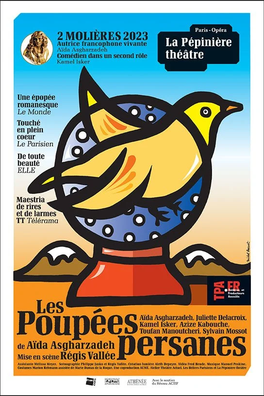 Affiche promotionnelle de la pièce de théâtre "Les Poupées persanes" de Aïda Asgharzadeh, montrant une icône stylisée d'une poupée en forme d'oiseau jaune sur un fond coloré avec des montagnes en bas, et du texte en français concernant la pièce et ses artistes.