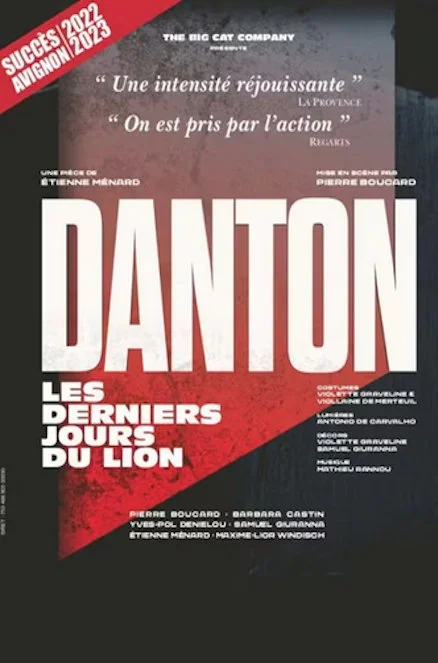 Affiche du spectacle "Danton: Les derniers jours du lion" avec des citations, noms de réalisateurs, acteurs, et artistes impliqués, et une bannière rouge indiquant "Succès Avignon Off"