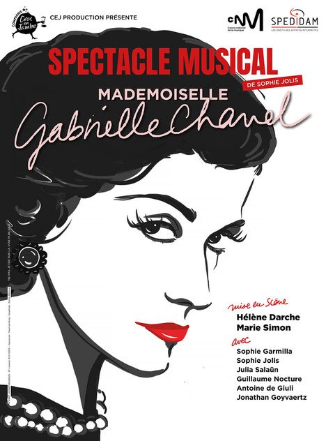 Affiche d'une représentation musicale intitulée 'Mademoiselle Gabrielle Chanel', avec un dessin stylisé d'une femme portant des bijoux et des traits du visage marqué en noir, rouge et blanc, incluant les noms des artistes et du producteur, ainsi que la mention 'De Sophie Jolis'.