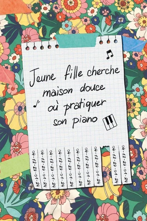 Une feuille de papier à carreaux avec une note manuscrite en français indiquant 'Jeune fille cherche maison douée à pratiquer son piano', fixée sur un fond de tissu avec un motif floral coloré.