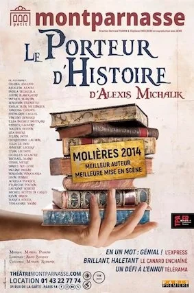 Affiche de la pièce de théâtre 'Le Porteur d'Histoire' d'Alexis Michalik, avec une pile de livres et un badge 'Molières 2014'. 