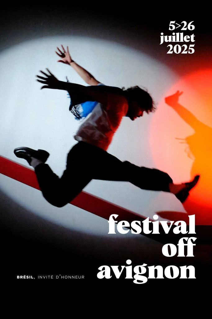 Une personne en mouvement effectuant un saut ou une danse, silhouette contre un fond coloré, promotion du Festival Off d'Avignon du 5 au 26 juillet 2025, invité d'honneur Brésil.