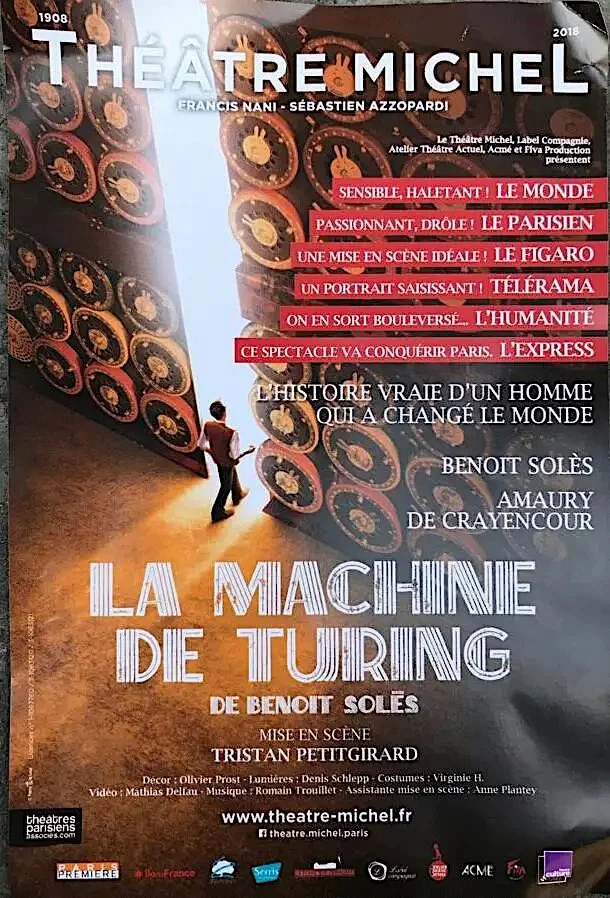 Affiche annonçant une pièce de théâtre intitulée 'La Machine de Turing' de Benoit Solès, avec des mentions de spectacles et de production, située dans un espace avec un homme regardant une grande affiche illustrative de machines ou d'archives.