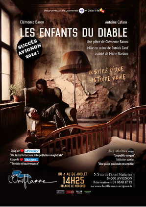 Affiche de théâtre pour "Les Enfants du Diable" avec Clémence Baron et Antoine Cafaro, présentant la pièce à Avignon du 8 au 26 juillet 2024, au centre d'une pièce avec un fauteuil, une lampe suspendue, et des murs en pierre.
