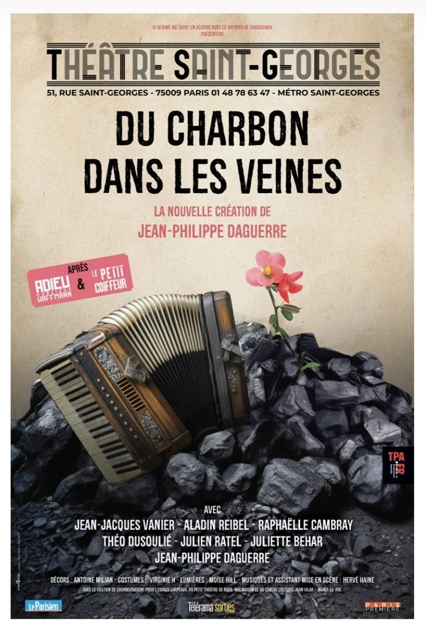 Une affiche de théâtre pour la pièce intitulée "Du charbon dans les veines" au Théâtre Saint-Georges à Paris. L'affiche montre un accordéon reposant sur des pierres de charbon avec une fleur rose pousant de l'amas de charbon.