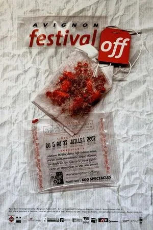 Affiche du festival d'Avignon 2002 avec un badge 'off' attaché à un sac plastique contenant des fleurs rouges.