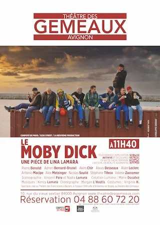 Affiche promotionnelle pour une pièce de théâtre intitulée 'Le Moby Dick', jouée au Théâtre des Gémeaux à Avignon, avec une image de plusieurs personnes assises sur un mur au bord de l'eau au coucher du soleil.