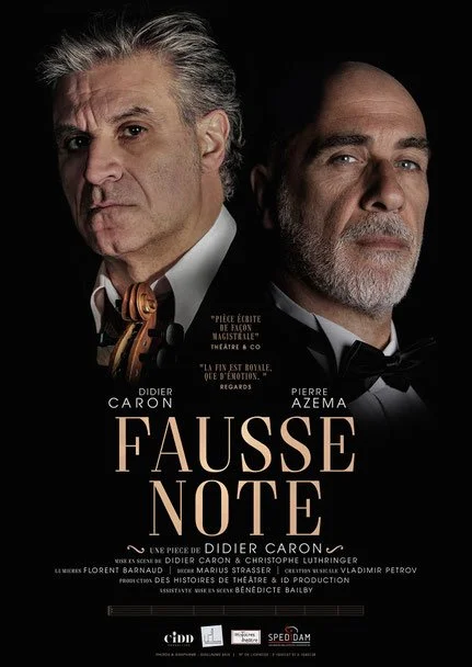 Affiche de film avec deux hommes en costumes formels, l'un avec des cheveux gris, l'autre avec une barbe et un crâne rasé, intitulée 'Fausse Note'.