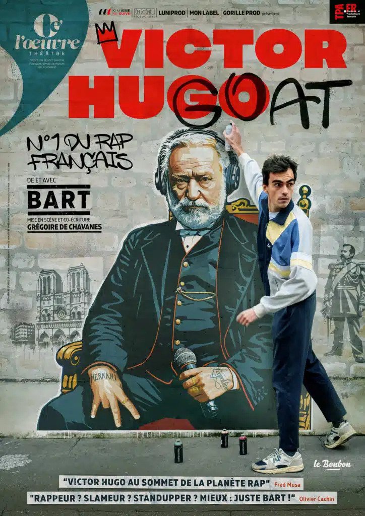 Photographie d'une affiche de spectacle de Victor Hugo avec un portrait caricatural, et un jeune homme posant en face, semblant faire un graffiti dessus. L'affiche mentionne une pièce intitulée "Victor Hugo au sommet de la planète rap", avec la présence de Bart.