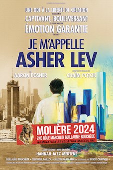 Affiche pour le festival d'Avignon, de la pièce "Asher Lev" avec un homme assis de dos, regardant les gratte-ciel et des couleurs bleues et jaunes.