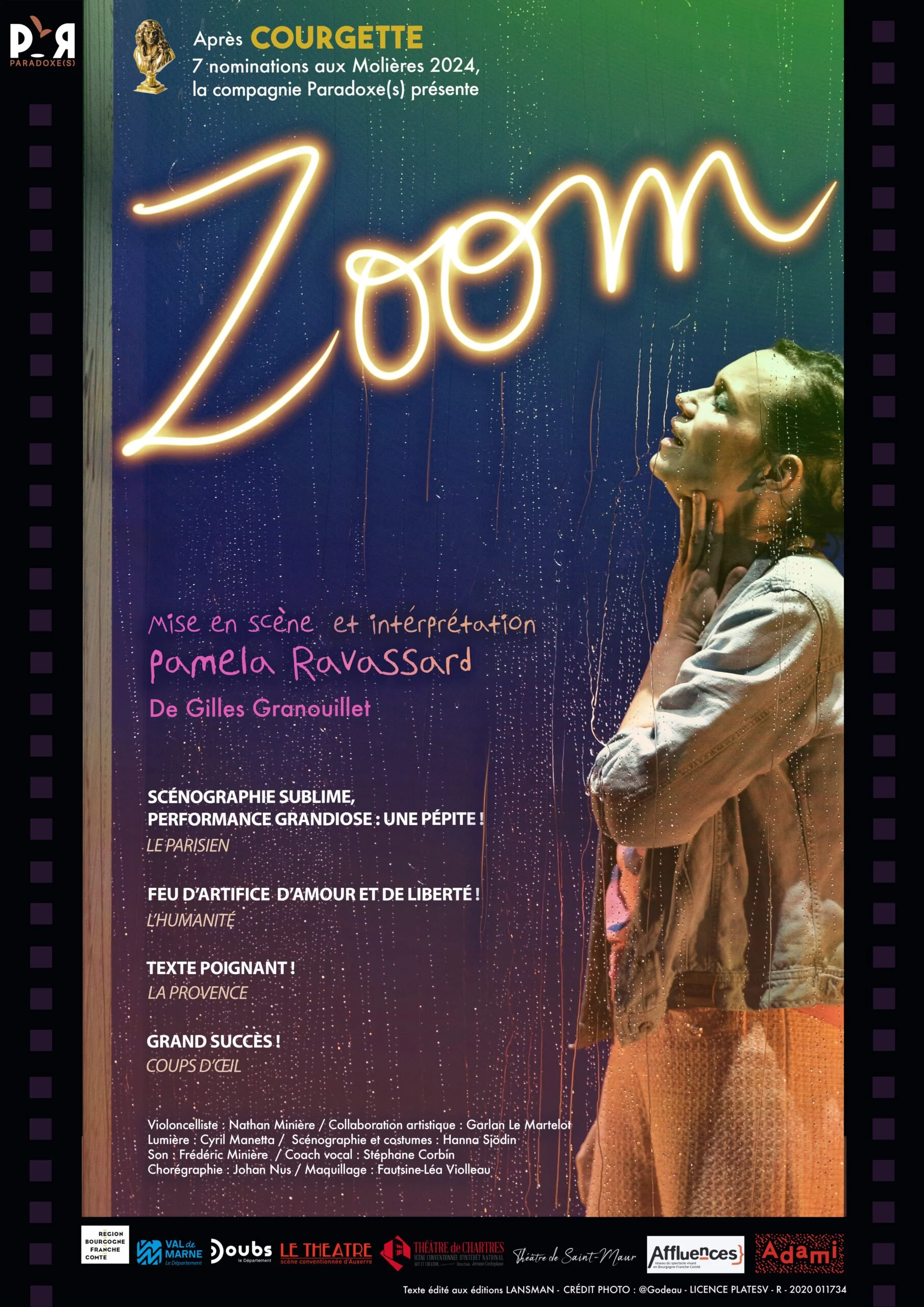 Affiche de spectacle avec une décoration de néons en forme d'écriture à gauche, et une femme en costume regardant vers le haut à droite, dans un décor avec pluie ou éclats lumineux.