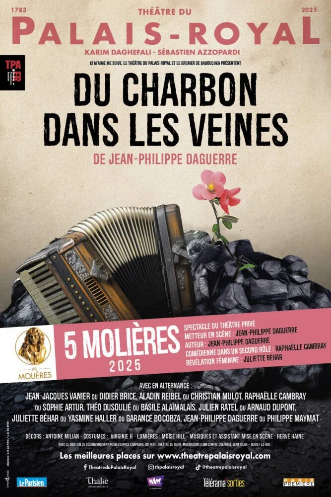 Affiche d'une pièce de théâtre intitulée "Du charbon dans les veines" de Jean-Philippe Daguerre, jouée au Théâtre du Palais-Royal en 2025. L'affiche montre un piano accordéon posé sur des morceaux de charbon avec une fleur rose plantée dessus.