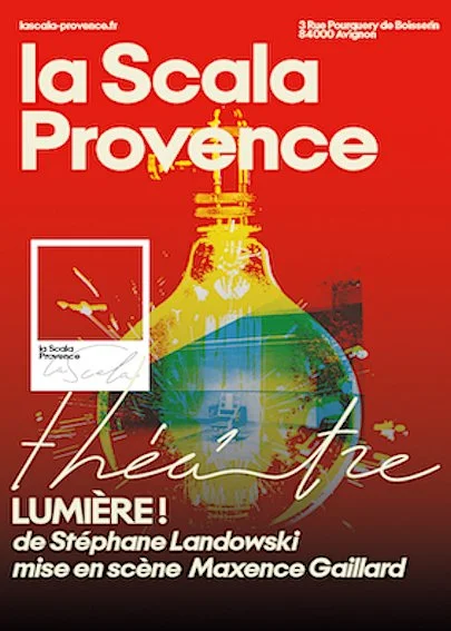 Affiche promotionnelle pour une pièce de théâtre intitulée « Là Scala Provence » par Stéphane Landowski, mise en scène de Maxence Gaillard, avec une image d'une ampoule en verre contenant un paysage méditerranéen, sur un fond rouge.