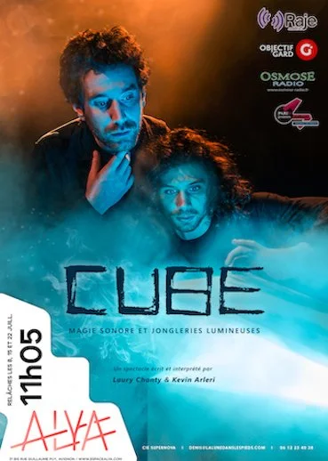 La pièce de théâtre "Cube". Pendant le festival d'Avignon, ces deux artistes proposent un spectacle poétique, féérique, pour petits et grands. Au théâtre de L'ESpace Alya