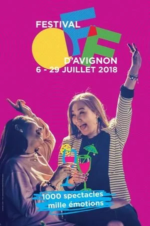 Deux femmes souriantes trinquent avec des verres colorés lors du Festival d'Avignon 2018, avec un fond violet et un texte promotionnel.
