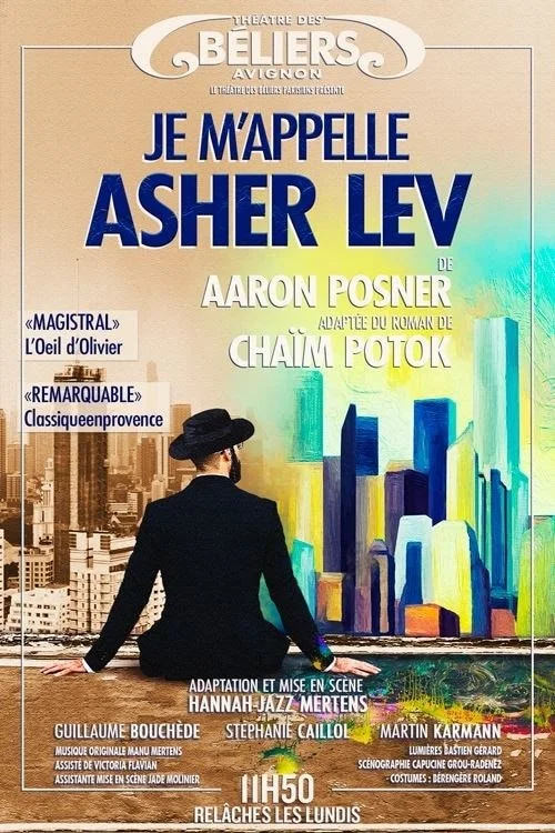 Affiche de théâtre pour la pièce "Je m'appelle Asher Lev" avec un homme habillé en noir portant un chapeau, regardant une ville stylisée avec des bâtiments colorés et un ciel pastel.