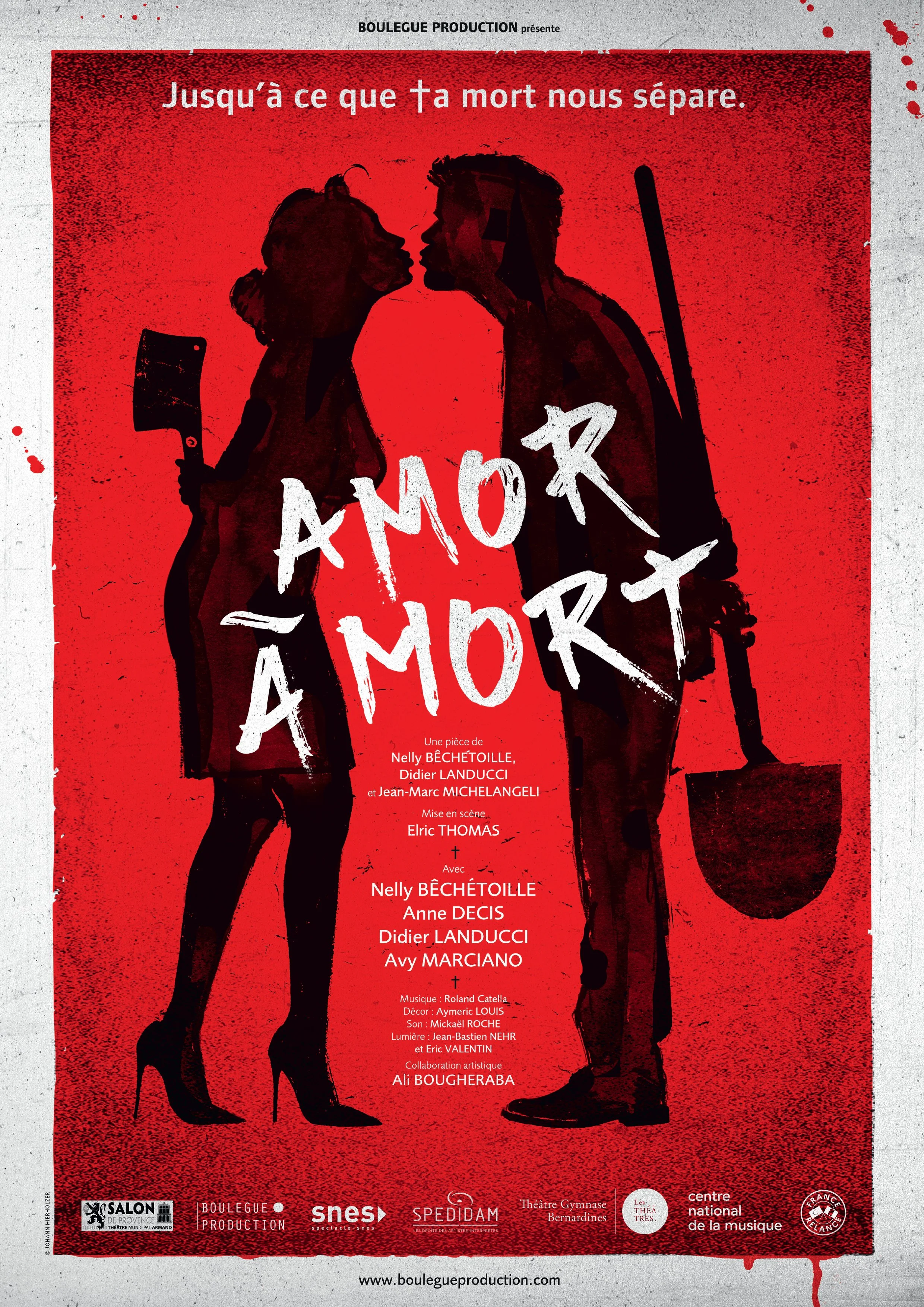 Affiche de théâtre pour "AmoK à MORT" avec silhouettes de deux personnes en costume avec des armes, fond rouge, texte en français, incluant noms des artistes et partenaires de production.