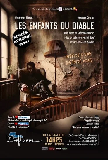 Affiche de la pièce de théâtre 'Les Enfants du Diable' avec Clémence Baron et Antoine Cafaro, représentée à Avignon en juillet 2024, montrant un homme assis sur un fauteuil dans une pièce sombre et dégradée.