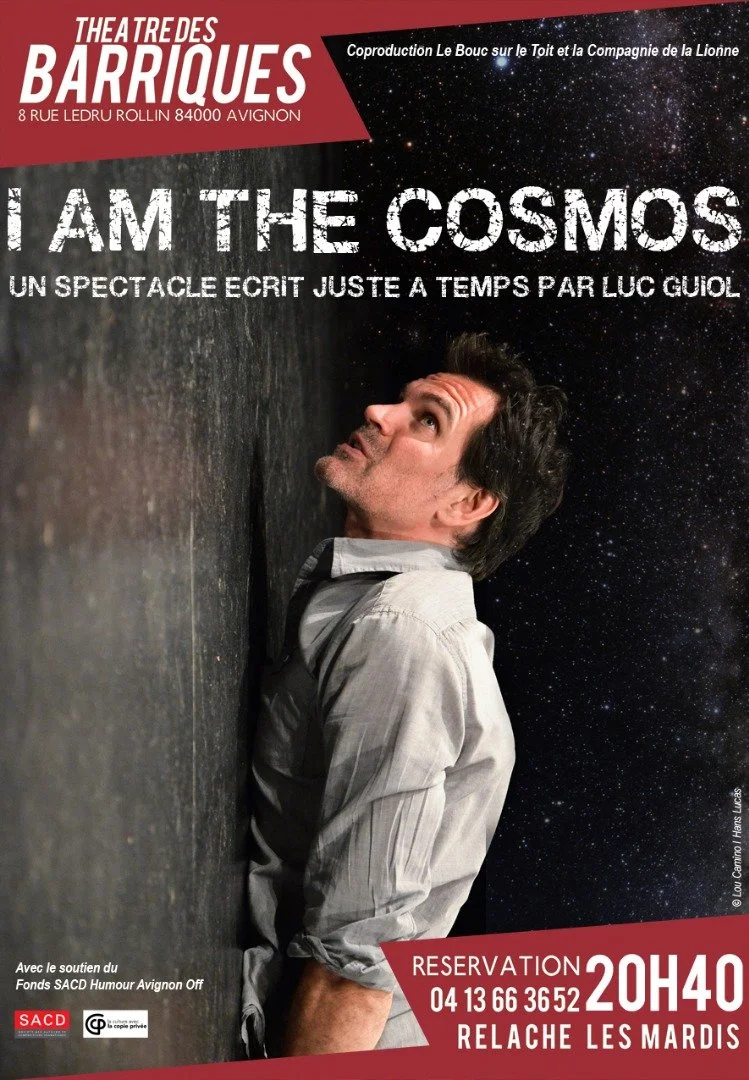 Affiche promotionnelle pour un spectacle intitulé « I Am The Cosmos » qui met en scène un homme assis contre un mur, regardant vers le haut, avec un fond d'espace étoilé et des textes en français indiquant le lieu, la date, l'heure et la réservation.