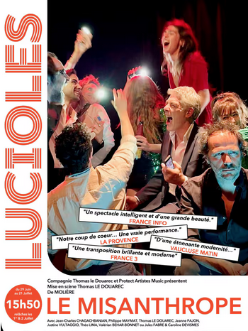 Groupe de personnes célébrant au spectacle Le Misanthrope, avec des sourires et des cheers, portant des vêtements colorés, dans une ambiance festive et en intérieur.