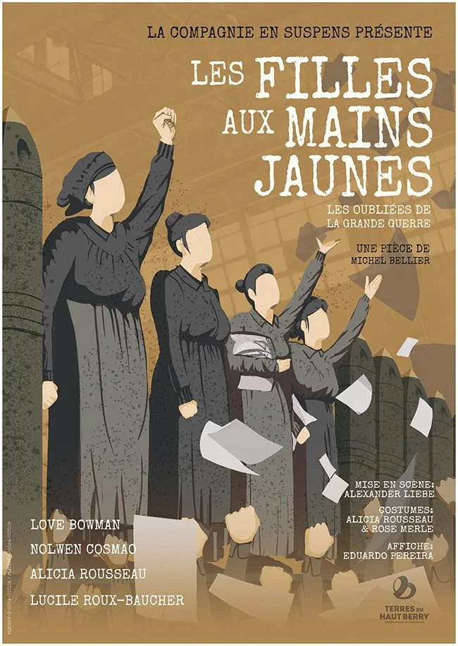 Une affiche promotionnelle pour une pièce de théâtre intitulée "Les Filles aux Mains Jaunes" par la compagnie en suspens, présentant des femmes en costumes historiques, sans visage, levant leurs bras en signe de protestation ou de solidarité, avec des feuilles volantes autour d'elles, mentionnant le nom du réalisateur, les actrices, le scénographe, les costumier, et le lieu de représentation.