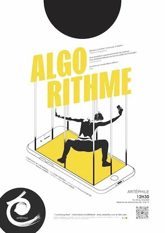 Affiche avec un homme assis dans une boîte verte en forme de smartphone, suspendu par des cordes, avec le texte "ALGO RITHME" en jaune et noir.