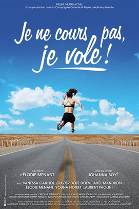 Affiche de film avec une femme sautant sur une route sous un ciel bleu avec des nuages, titre 'Je ne cours pas, je vole !' en blanc.