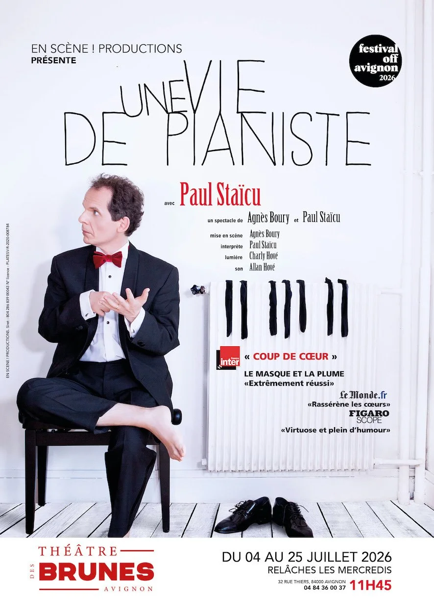 Affiche publicitaire pour la pièce de théâtre 'Une vue de Planet' avec Paul Staicu, en représentation au Théâtre des Brunes à Avignon du 4 au 25 juillet 2026, à 11h45, avec un homme en costume noir assis sans chaussure, un radiateur, une paire de chaussures et des vêtements à plat.